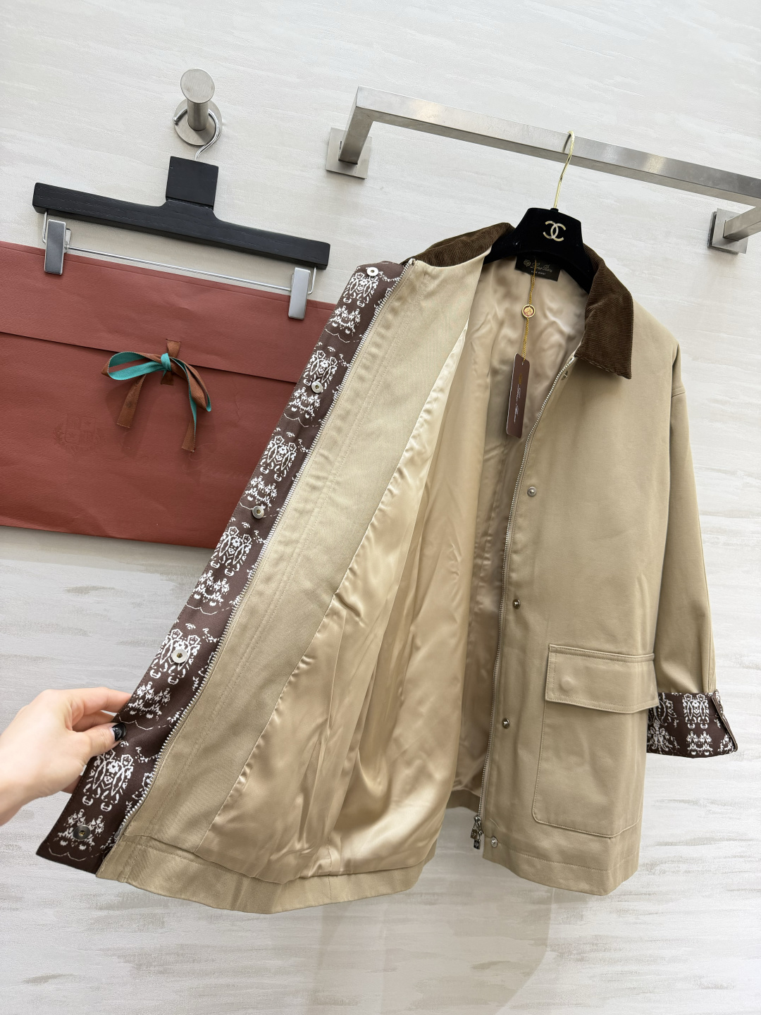 ✨Loro Pian♡²⁶卡其色灯芯绒领风衣外套✨老钱风穿搭的终极答案！经典卡其色 灯芯绒撞色领 复古又