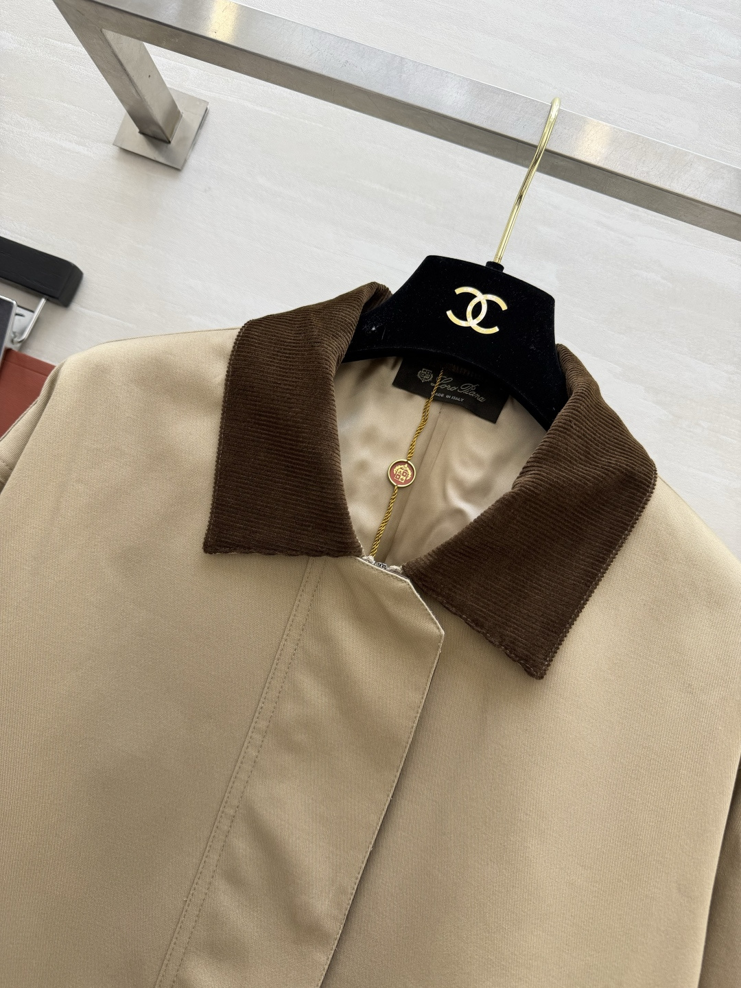 ✨Loro Pian♡²⁶卡其色灯芯绒领风衣外套✨老钱风穿搭的终极答案！经典卡其色 灯芯绒撞色领 复古又