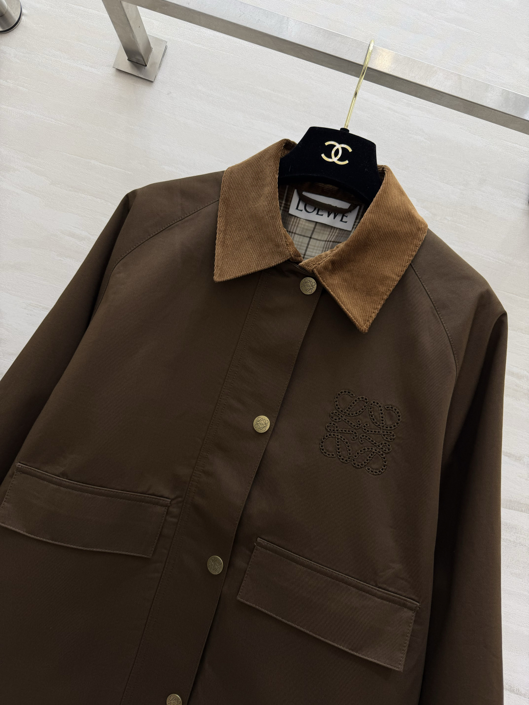 ✨LOEW♡²⁶焦糖色灯芯绒领夹克外套✨复古与松弛感的完美碰撞💥经典Anagram镂空logo低调显贵 