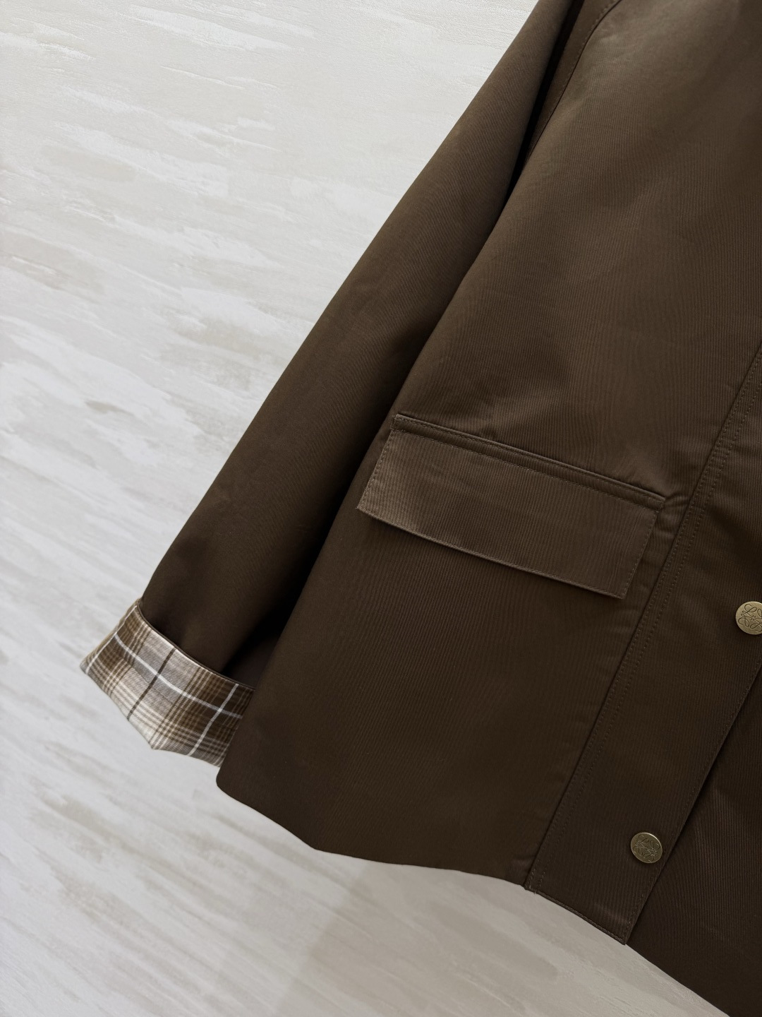 ✨LOEW♡²⁶焦糖色灯芯绒领夹克外套✨复古与松弛感的完美碰撞💥经典Anagram镂空logo低调显贵 