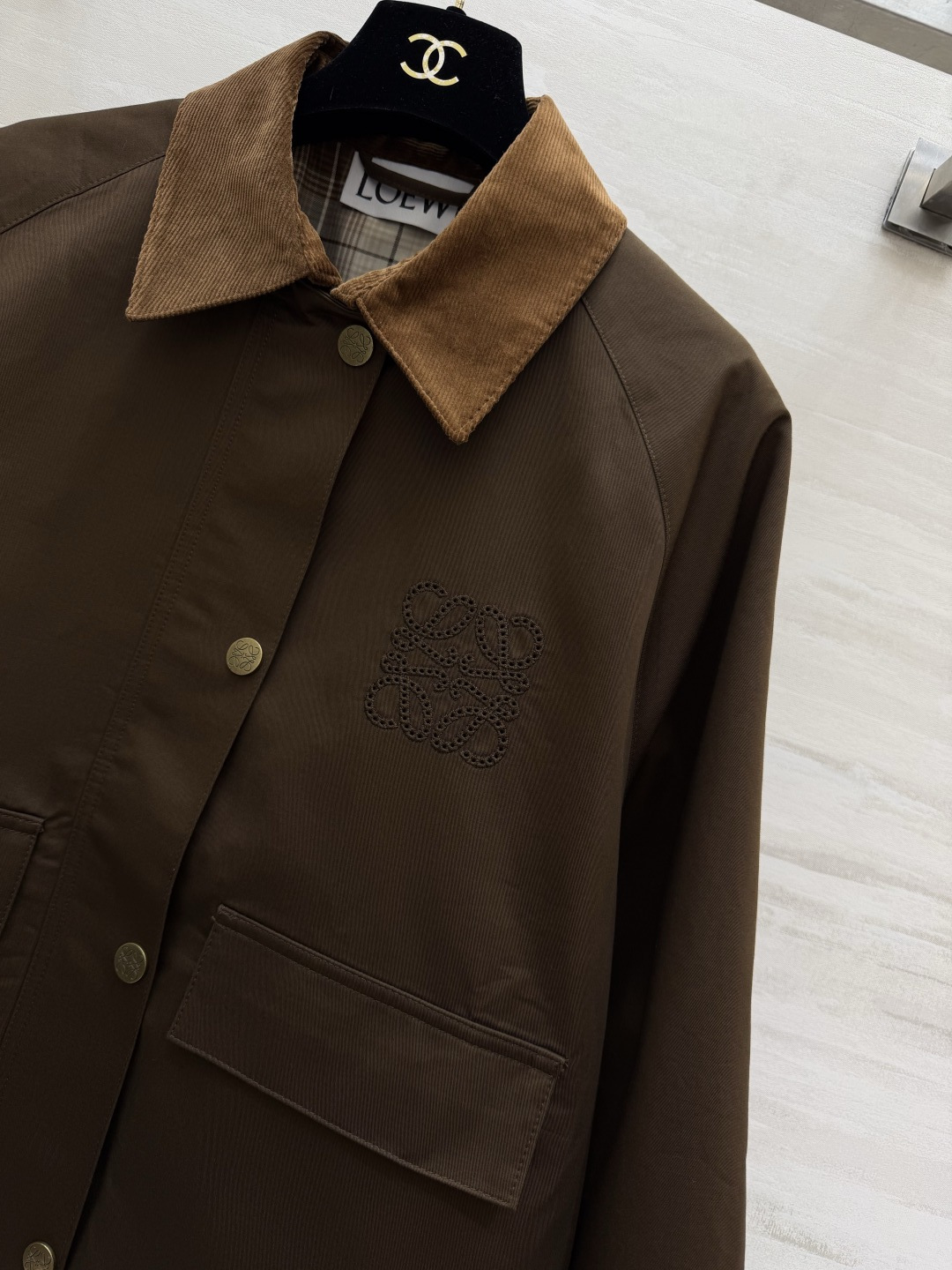 ✨LOEW♡²⁶焦糖色灯芯绒领夹克外套✨复古与松弛感的完美碰撞💥经典Anagram镂空logo低调显贵 