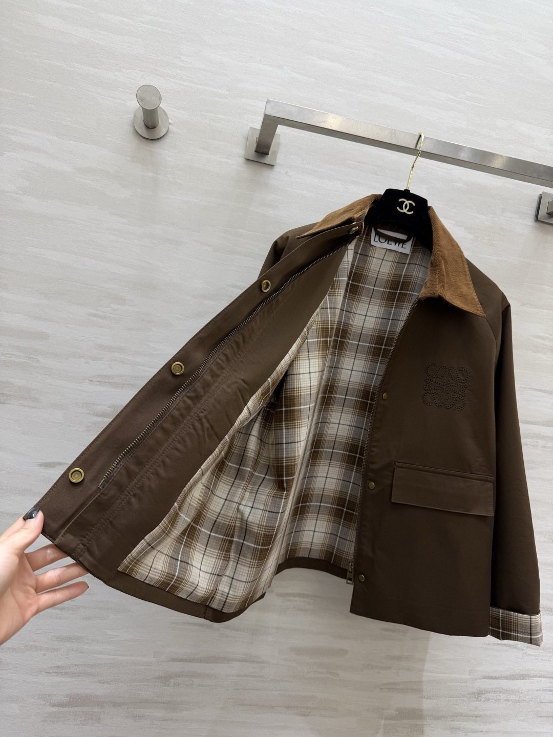 ✨LOEW♡²⁶焦糖色灯芯绒领夹克外套✨复古与松弛感的完美碰撞💥经典Anagram镂空logo低调显贵 
