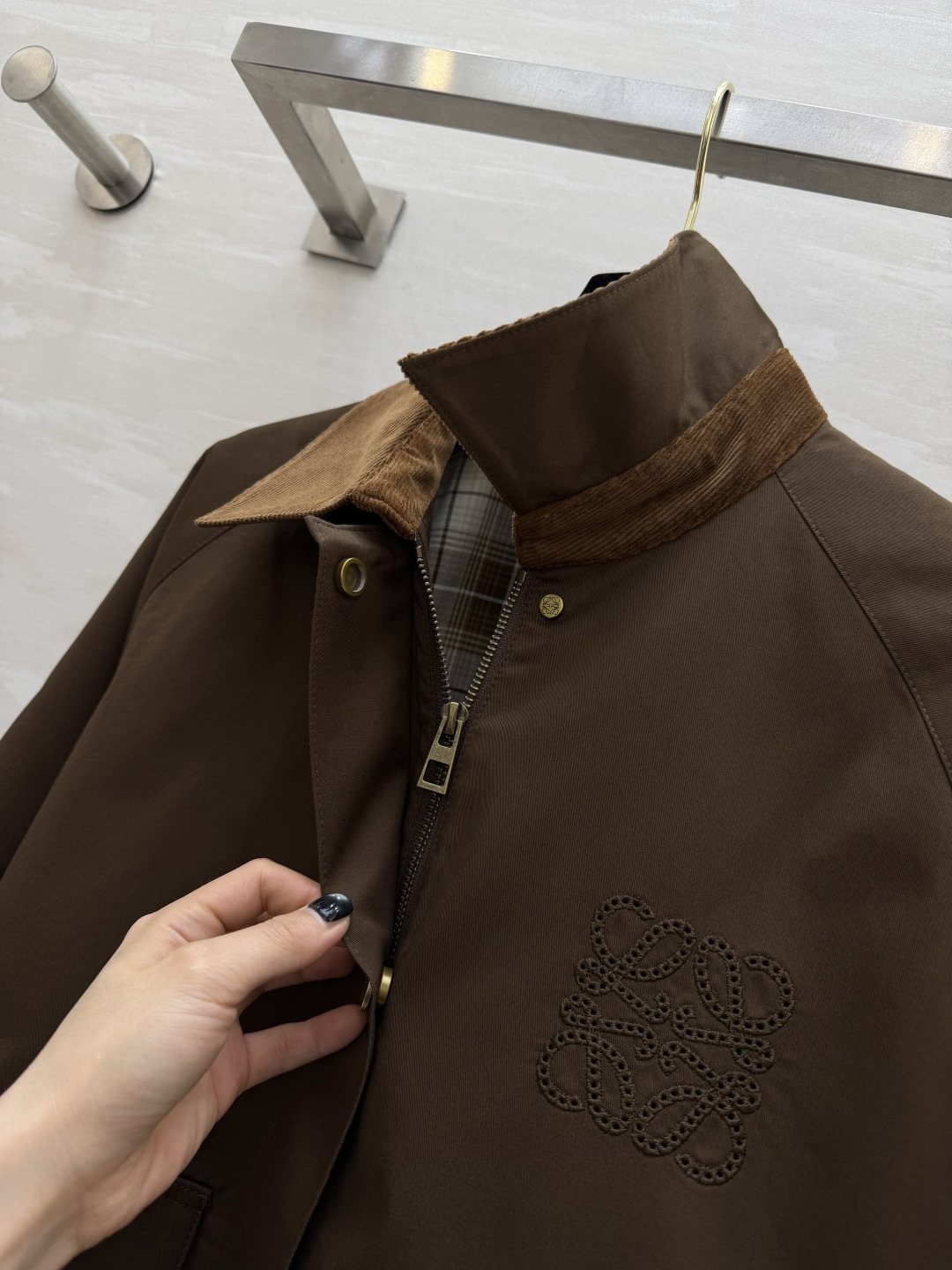 ✨LOEW♡²⁶焦糖色灯芯绒领夹克外套✨复古与松弛感的完美碰撞💥经典Anagram镂空logo低调显贵 