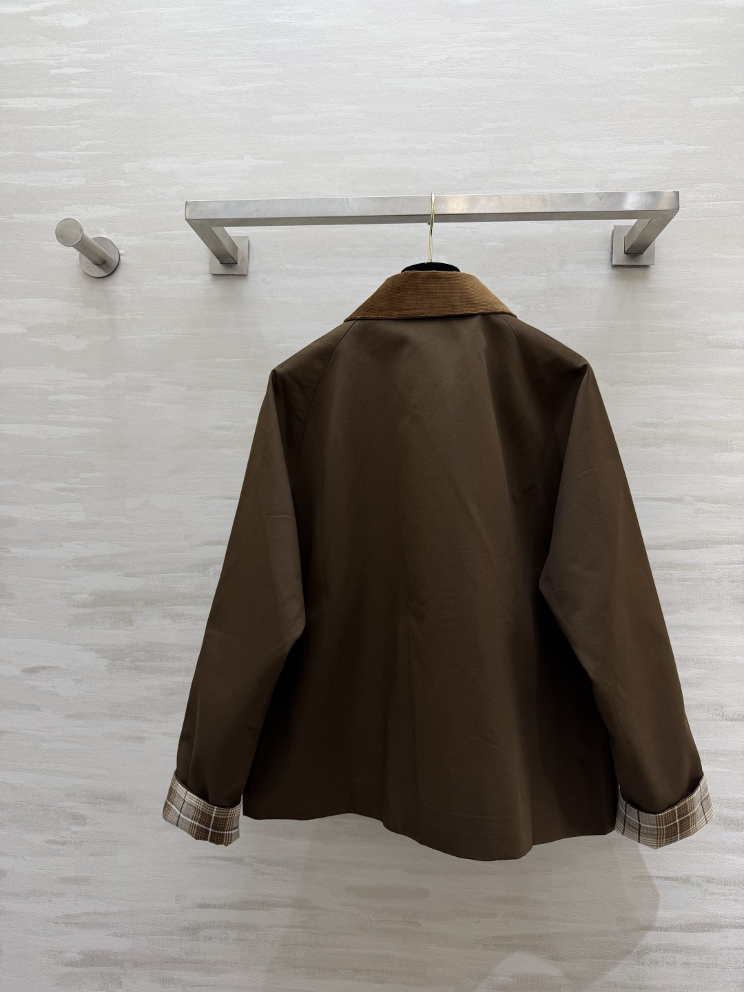 ✨LOEW♡²⁶焦糖色灯芯绒领夹克外套✨复古与松弛感的完美碰撞💥经典Anagram镂空logo低调显贵 