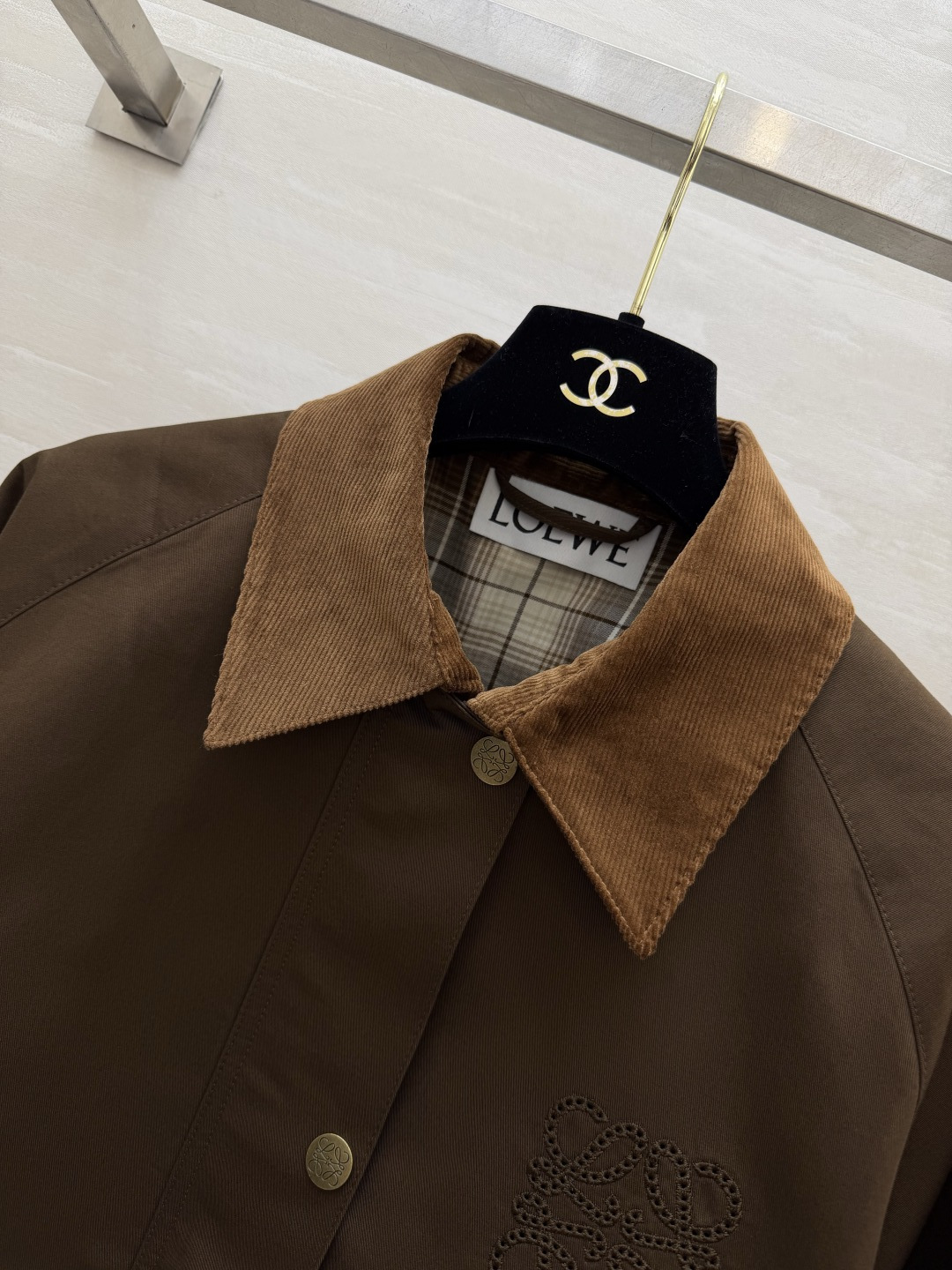 ✨LOEW♡²⁶焦糖色灯芯绒领夹克外套✨复古与松弛感的完美碰撞💥经典Anagram镂空logo低调显贵 