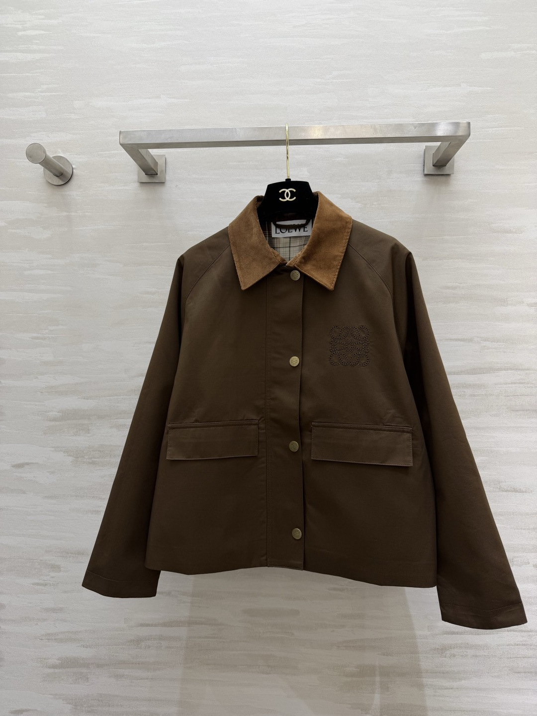 ✨LOEW♡²⁶焦糖色灯芯绒领夹克外套✨复古与松弛感的完美碰撞💥经典Anagram镂空logo低调显贵 