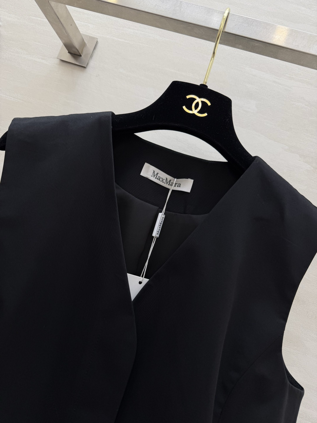 ✨ MaxMara²⁶驼色V领收腰马甲｜把老钱风松弛感焊在身上 经典驼色永不过时 自带高级滤镜 利落V领