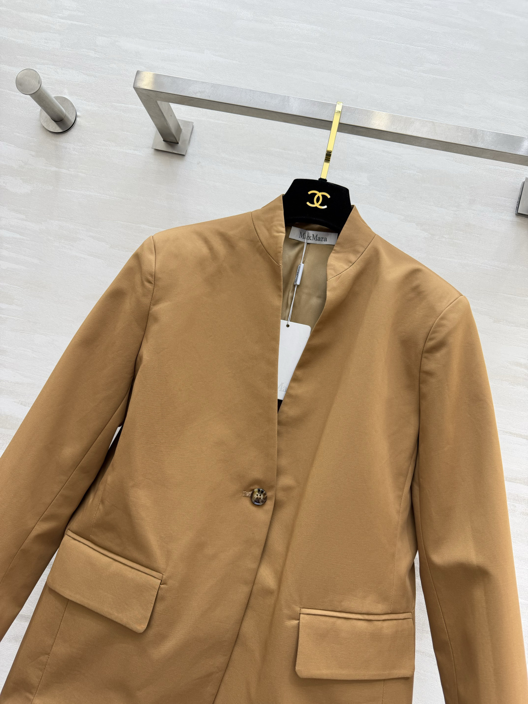 #MaxMara²⁶驼色立领西装｜把老钱风松弛感焊在身上 经典驼色永不过时 自带高级滤镜 利落立领设计修