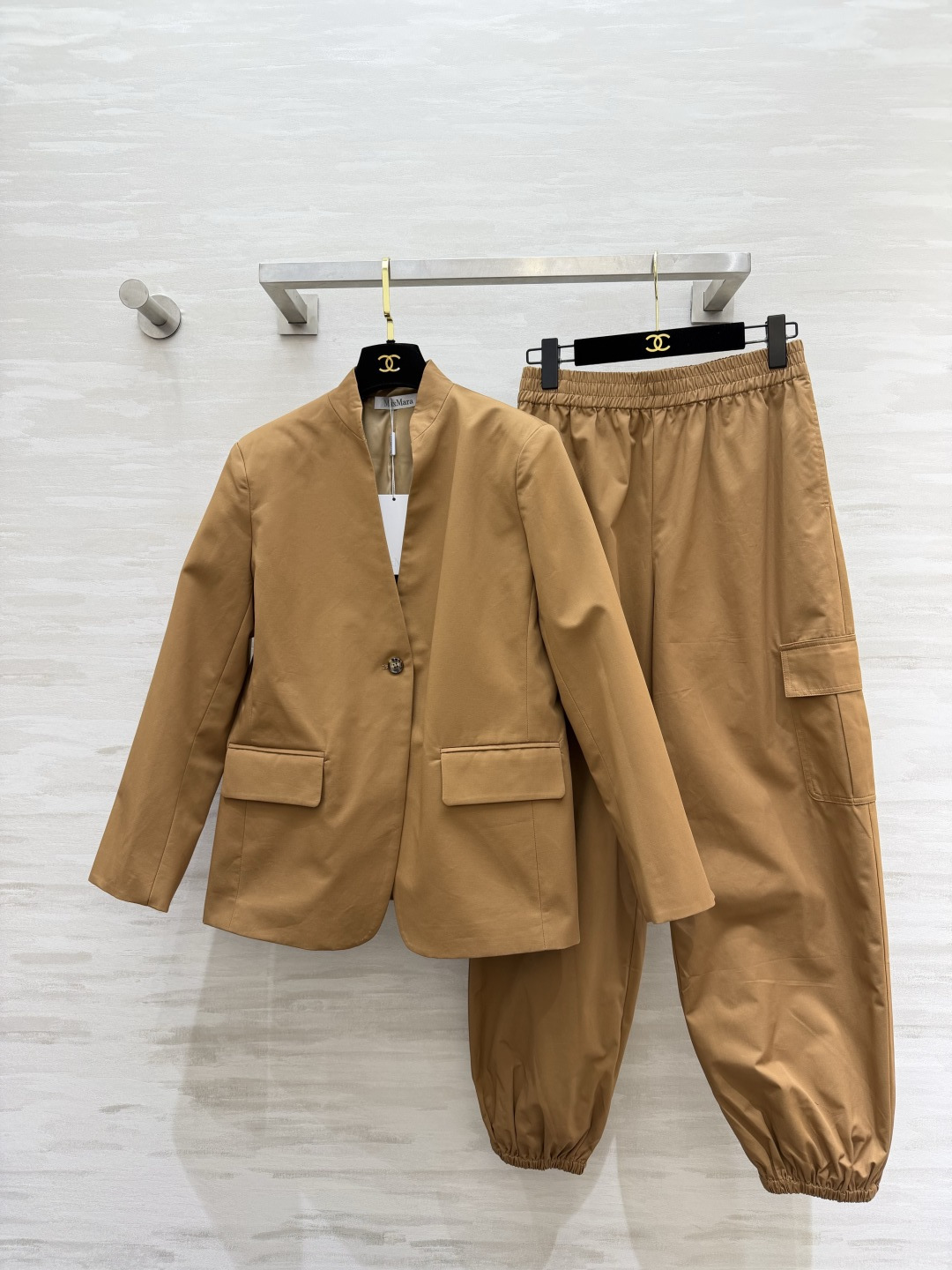 #MaxMara²⁶驼色立领西装｜把老钱风松弛感焊在身上 经典驼色永不过时 自带高级滤镜 利落立领设计修
