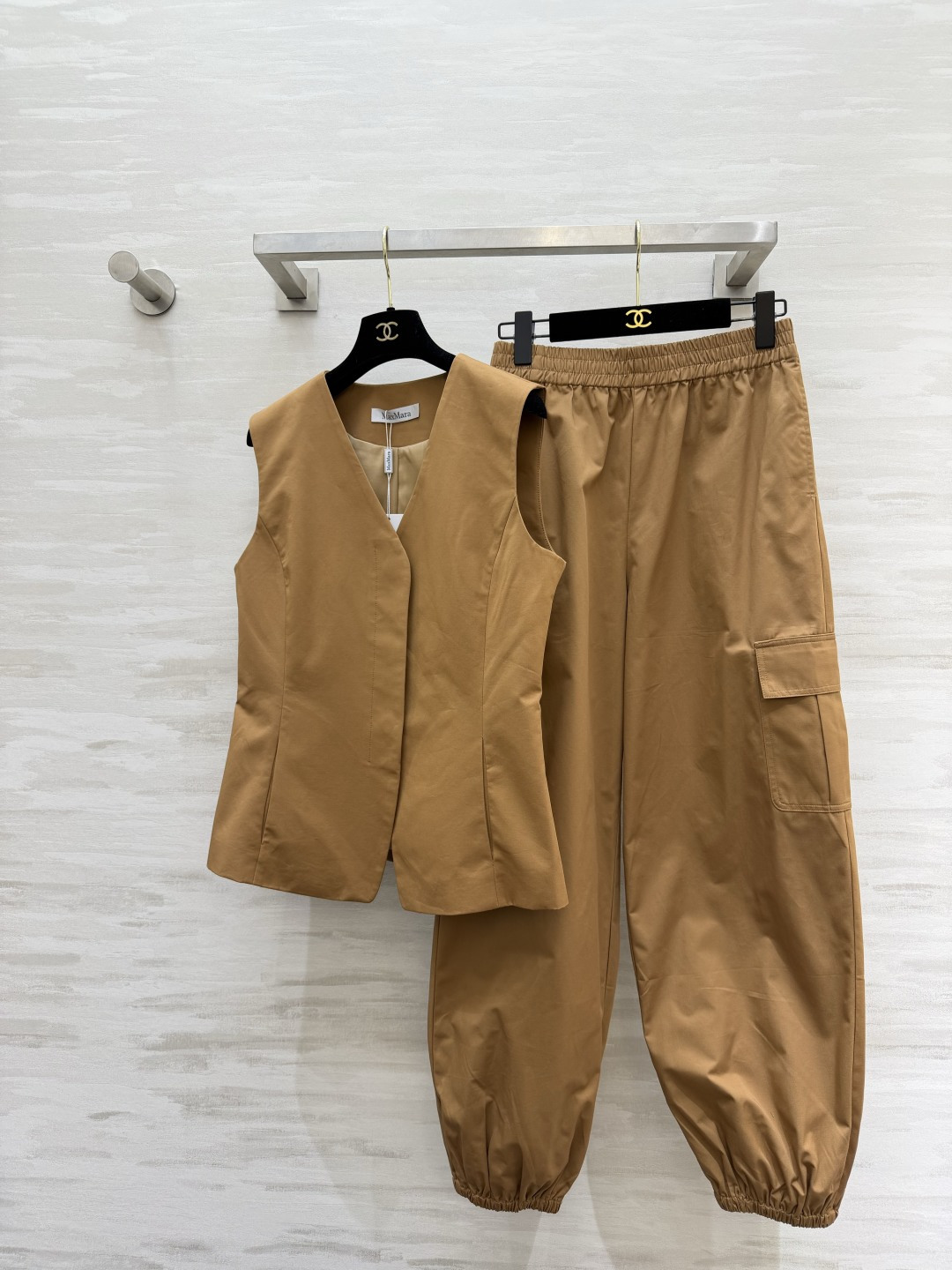 ✨ MaxMara²⁶驼色V领收腰马甲｜把老钱风松弛感焊在身上 经典驼色永不过时 自带高级滤镜 利落V领