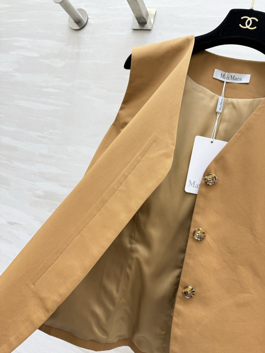 ✨ MaxMara²⁶驼色V领收腰马甲｜把老钱风松弛感焊在身上 经典驼色永不过时 自带高级滤镜 利落V领