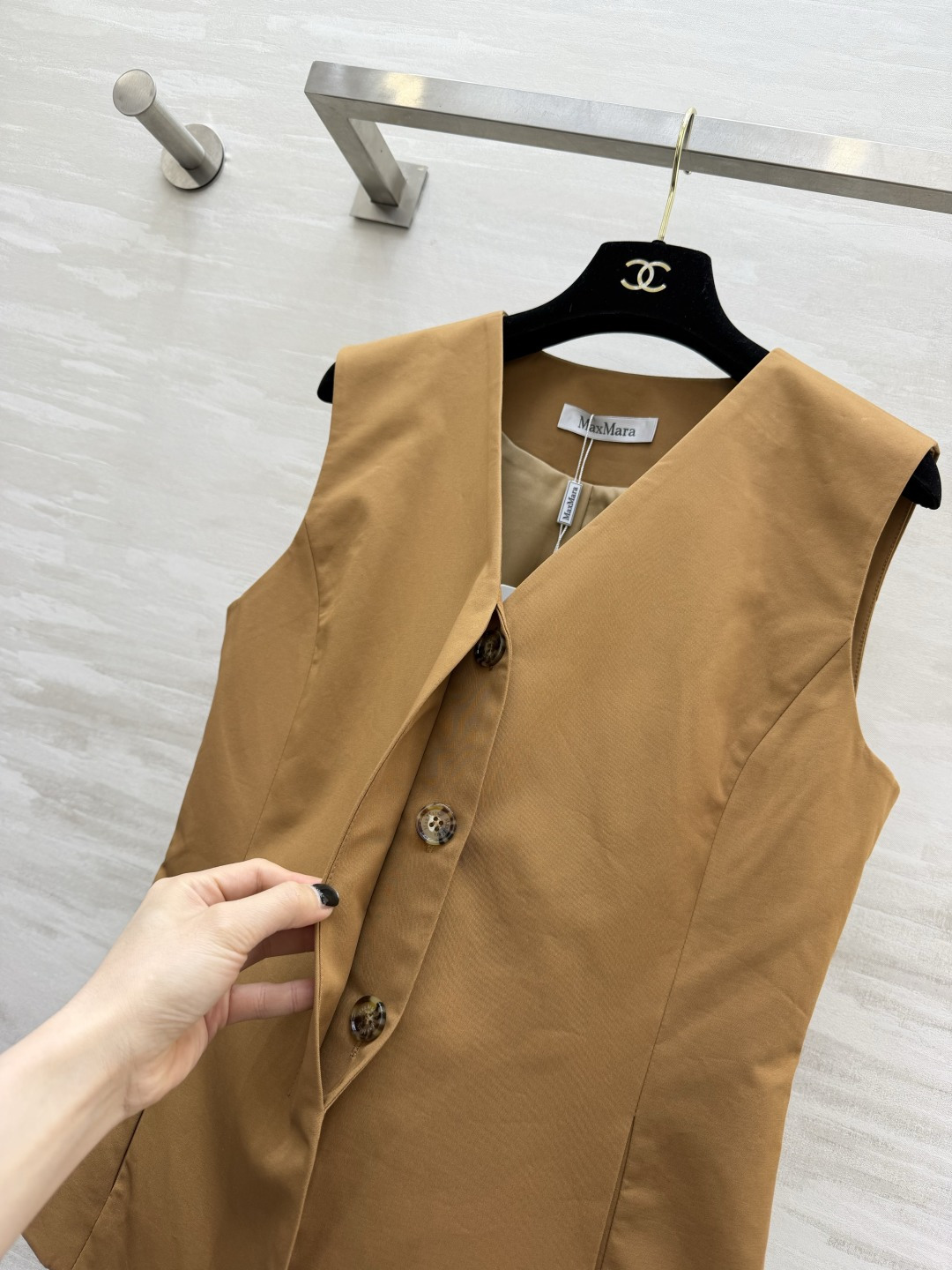✨ MaxMara²⁶驼色V领收腰马甲｜把老钱风松弛感焊在身上 经典驼色永不过时 自带高级滤镜 利落V领