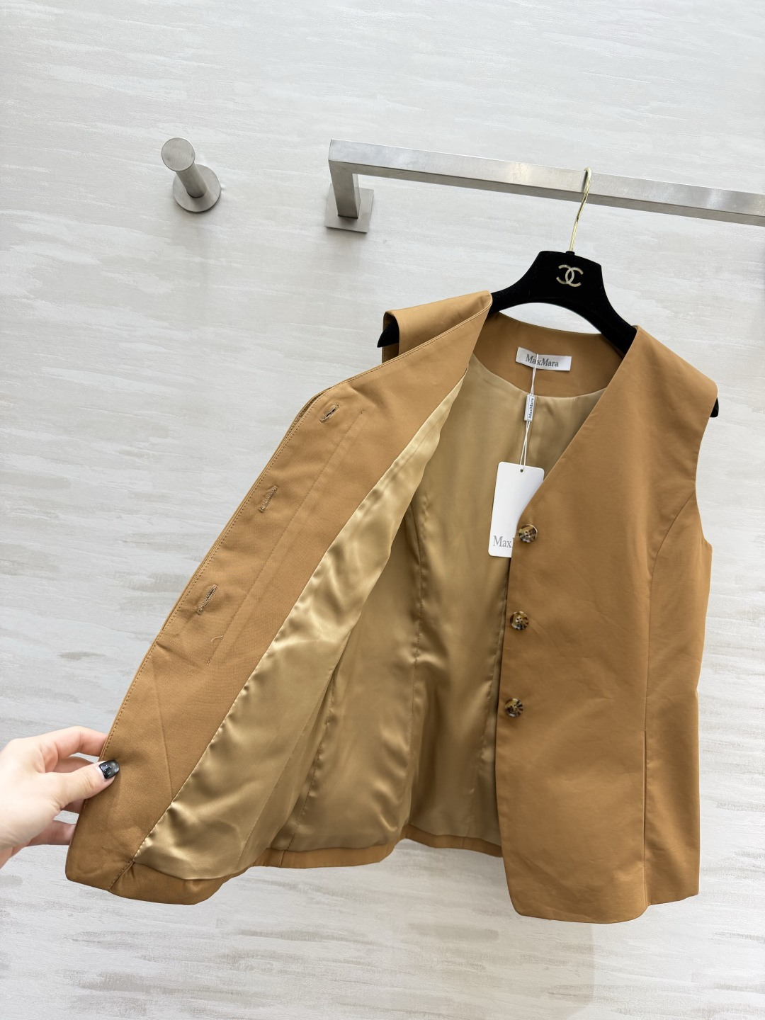 ✨ MaxMara²⁶驼色V领收腰马甲｜把老钱风松弛感焊在身上 经典驼色永不过时 自带高级滤镜 利落V领