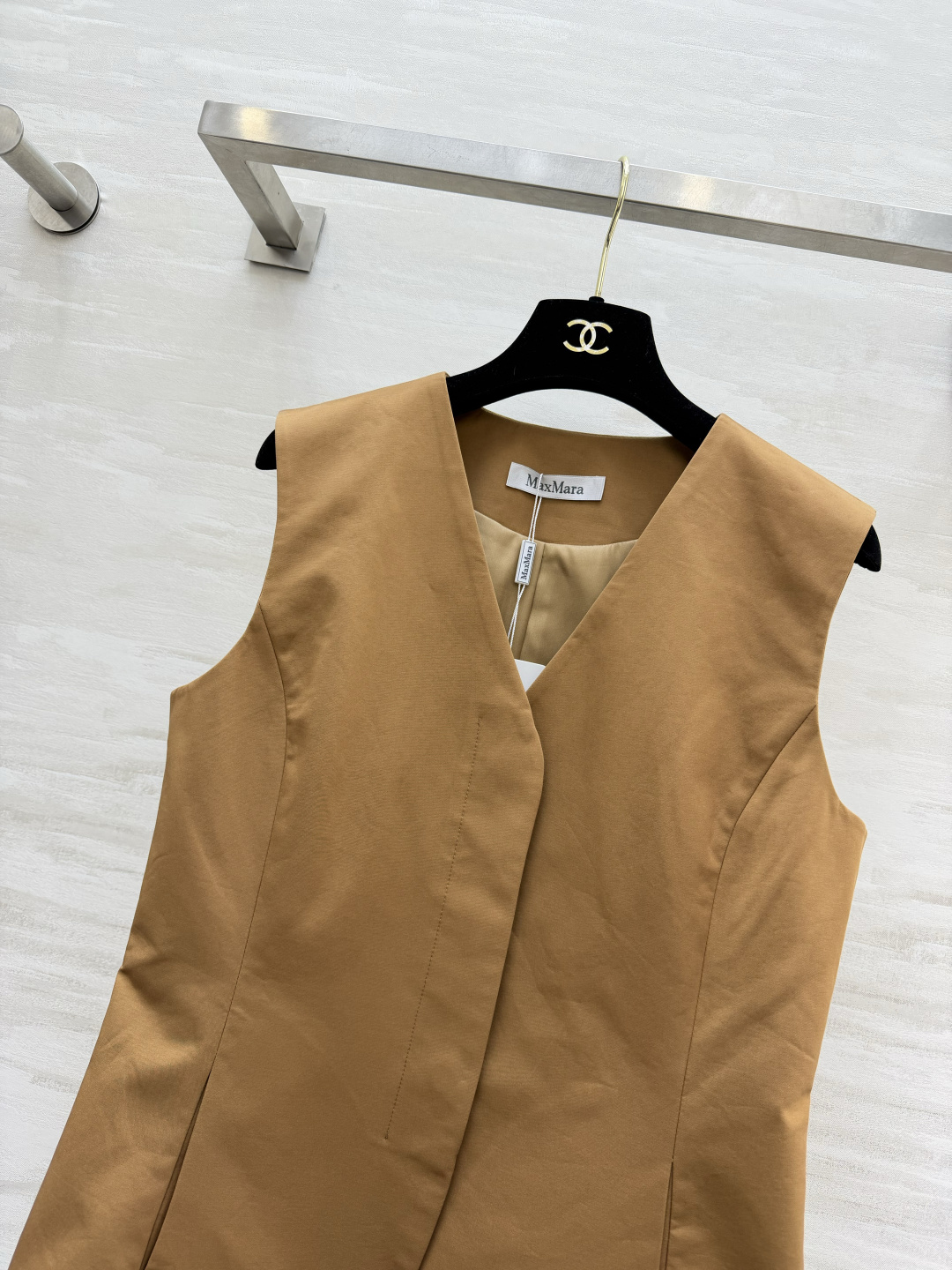 ✨ MaxMara²⁶驼色V领收腰马甲｜把老钱风松弛感焊在身上 经典驼色永不过时 自带高级滤镜 利落V领