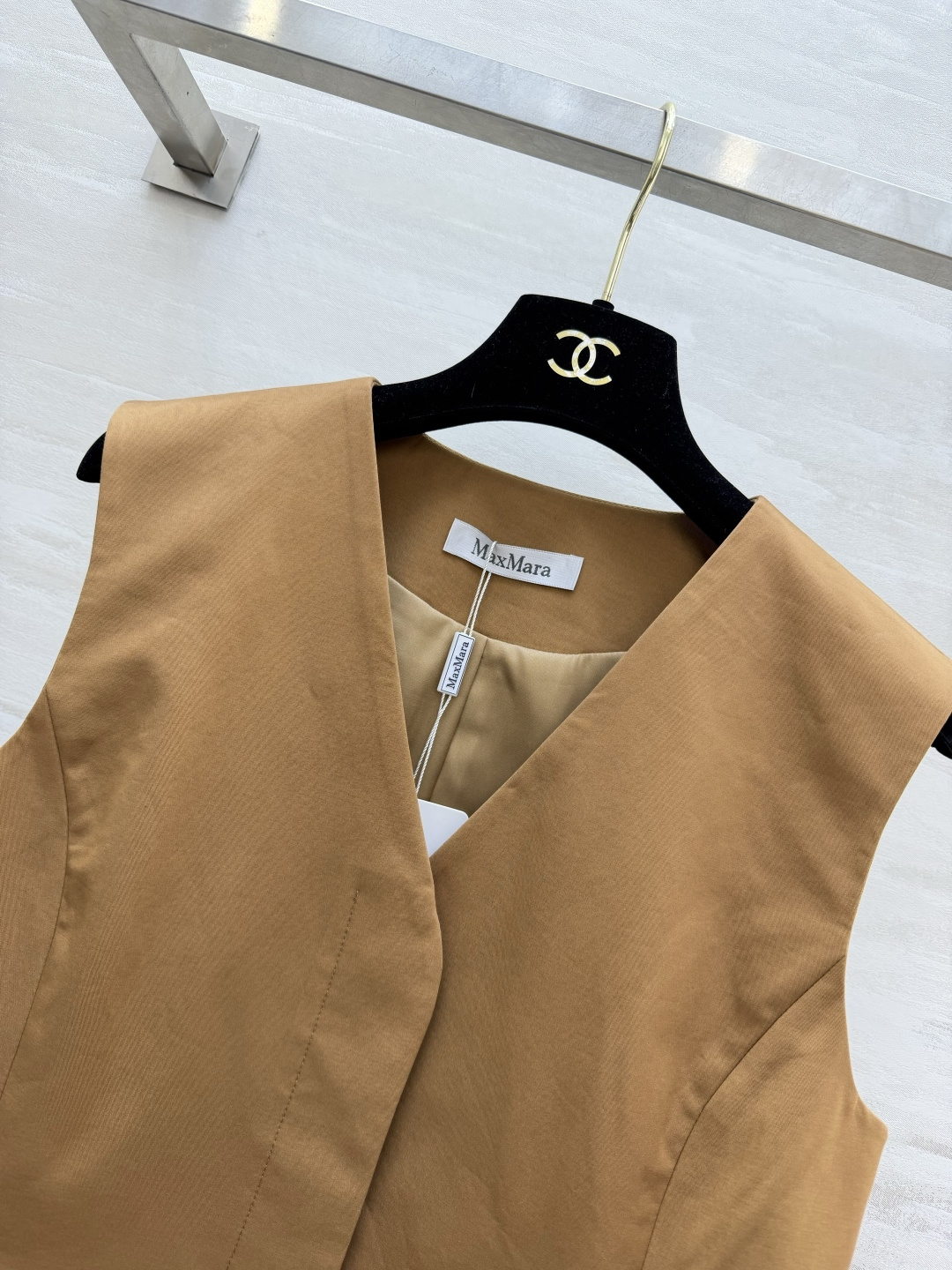✨ MaxMara²⁶驼色V领收腰马甲｜把老钱风松弛感焊在身上 经典驼色永不过时 自带高级滤镜 利落V领