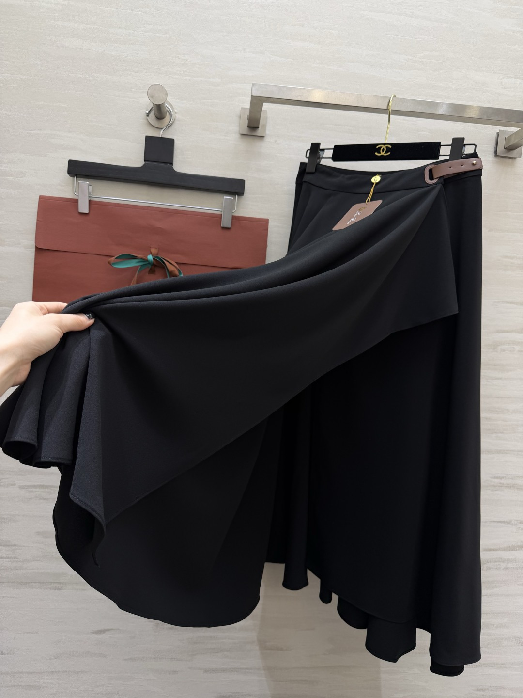 #Loro Pian♡²⁶黑色不规则大摆半裙｜把法式优雅焊在身上 永不过时的经典黑 自带显瘦滤镜 垂坠感