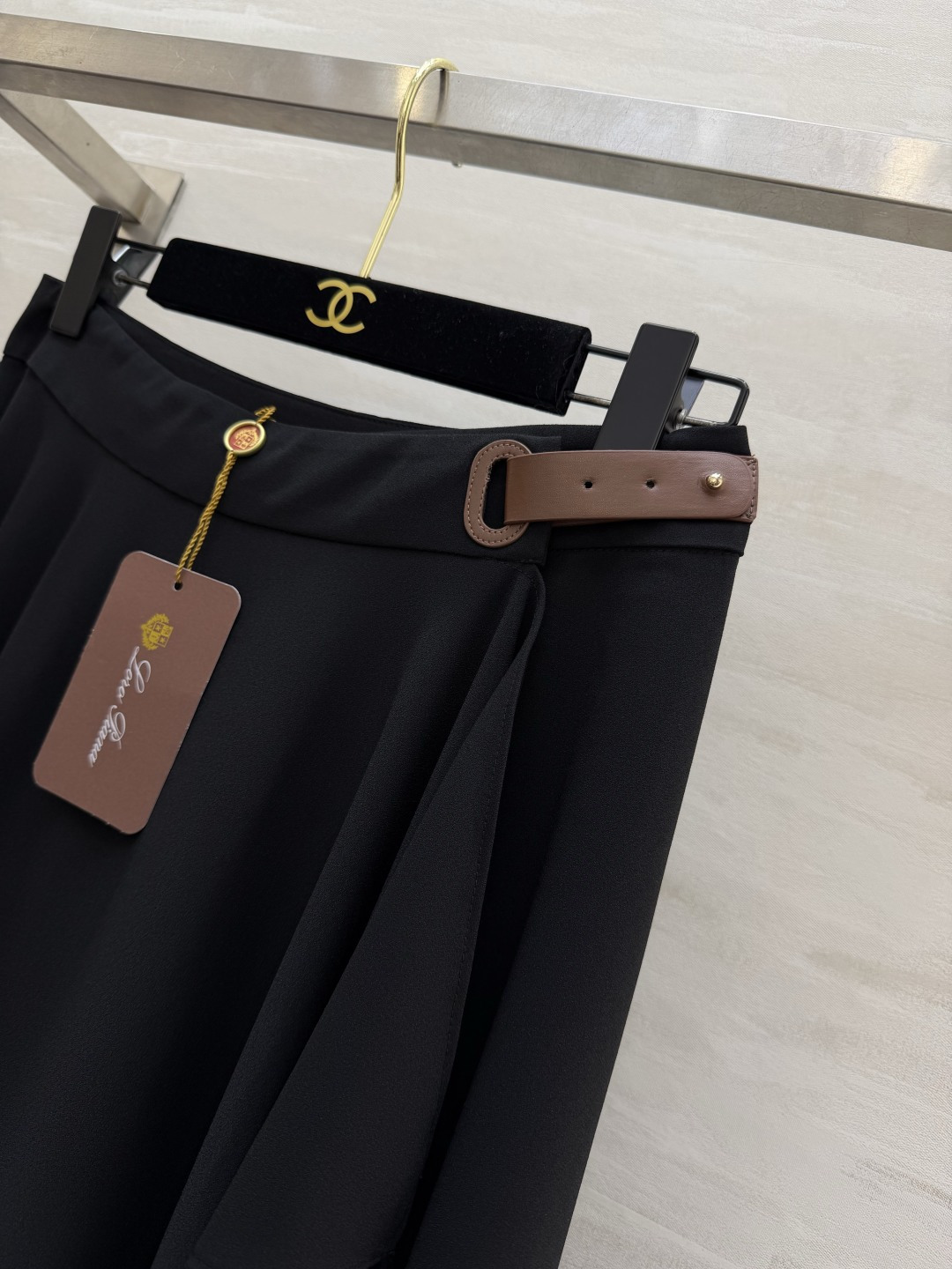 #Loro Pian♡²⁶黑色不规则大摆半裙｜把法式优雅焊在身上 永不过时的经典黑 自带显瘦滤镜 垂坠感