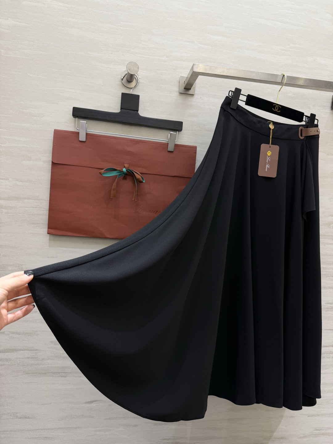 #Loro Pian♡²⁶黑色不规则大摆半裙｜把法式优雅焊在身上 永不过时的经典黑 自带显瘦滤镜 垂坠感