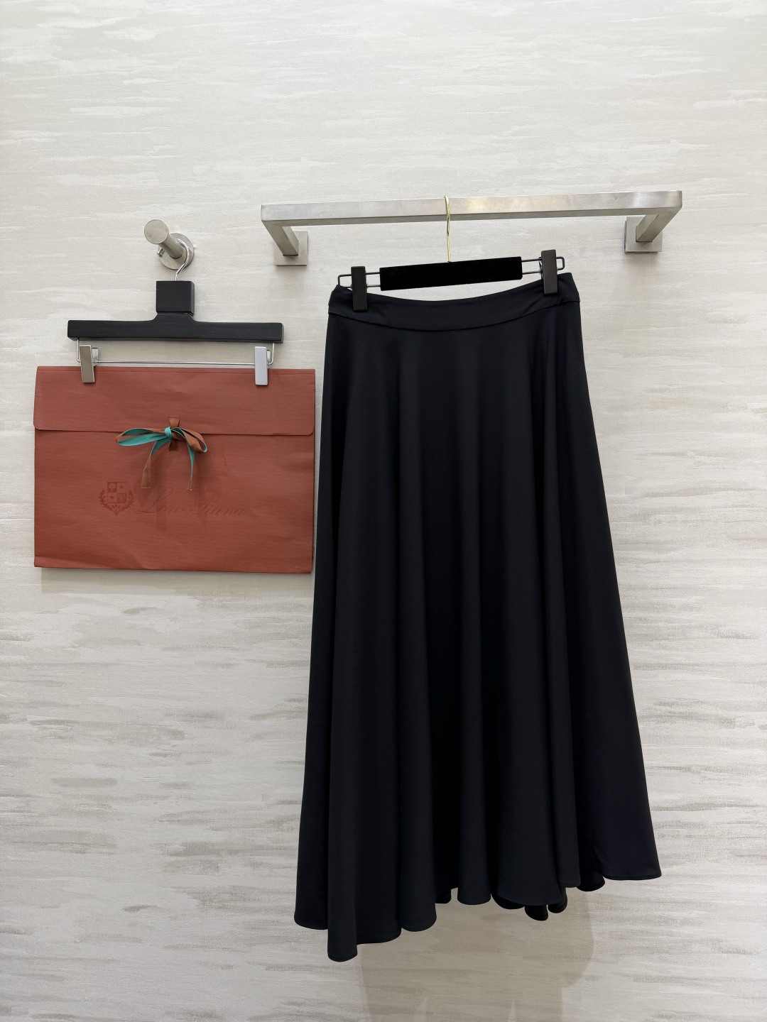 #Loro Pian♡²⁶黑色不规则大摆半裙｜把法式优雅焊在身上 永不过时的经典黑 自带显瘦滤镜 垂坠感