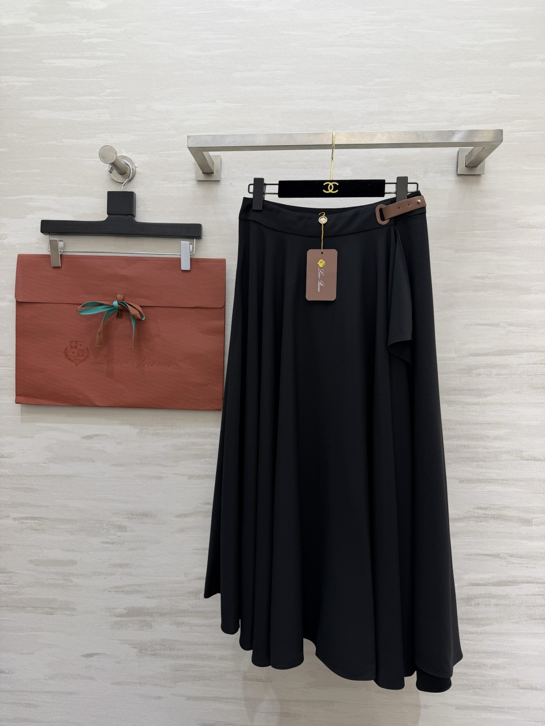 #Loro Pian♡²⁶黑色不规则大摆半裙｜把法式优雅焊在身上 永不过时的经典黑 自带显瘦滤镜 垂坠感