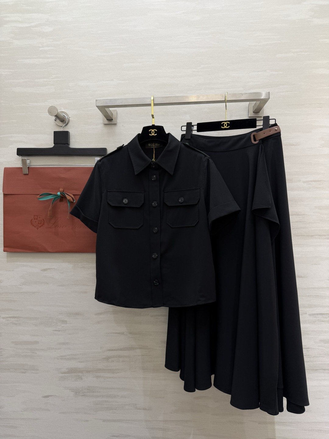 #Loro Pian♡²⁶黑色不规则大摆半裙｜把法式优雅焊在身上 永不过时的经典黑 自带显瘦滤镜 垂坠感