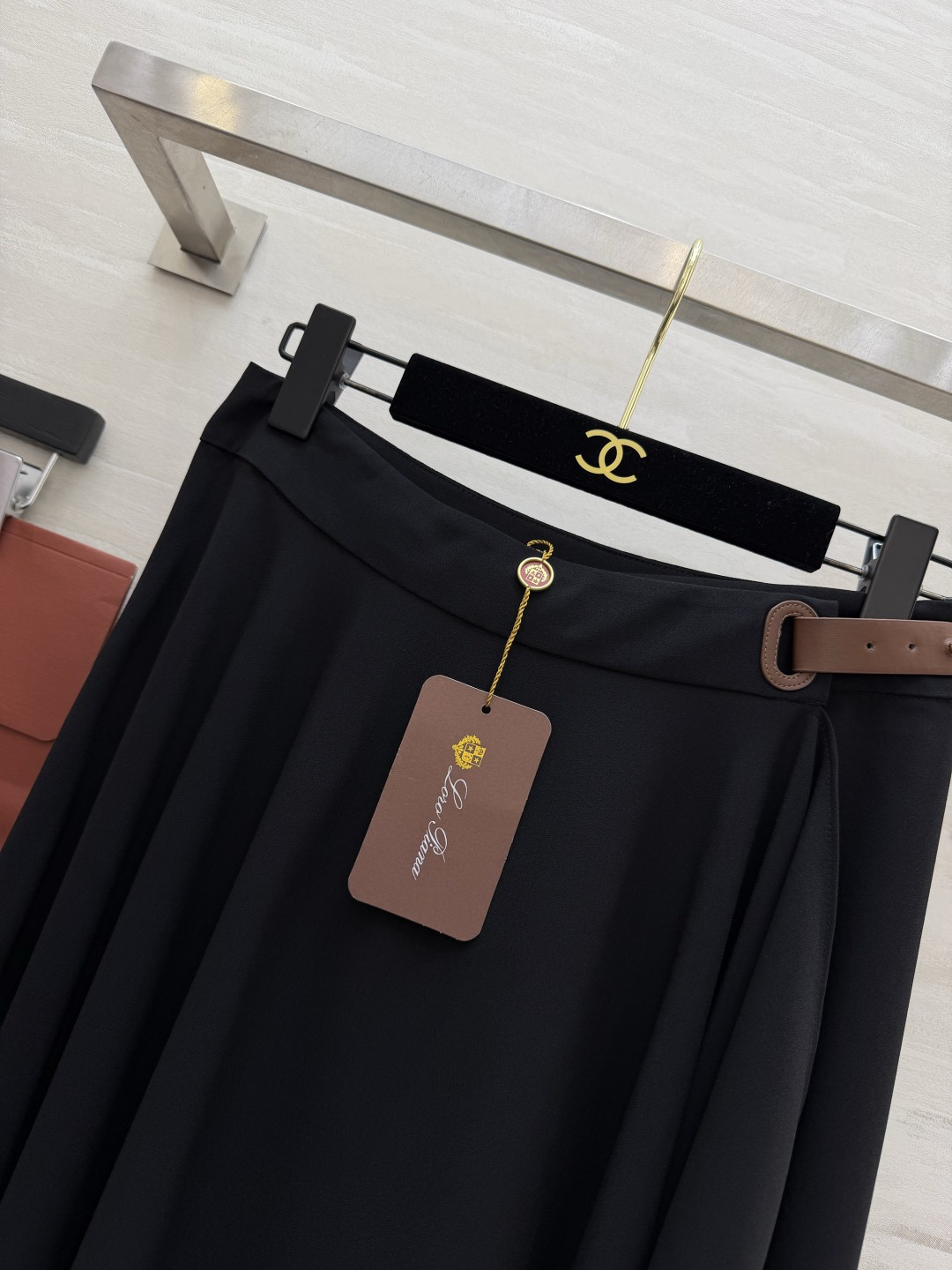 #Loro Pian♡²⁶黑色不规则大摆半裙｜把法式优雅焊在身上 永不过时的经典黑 自带显瘦滤镜 垂坠感