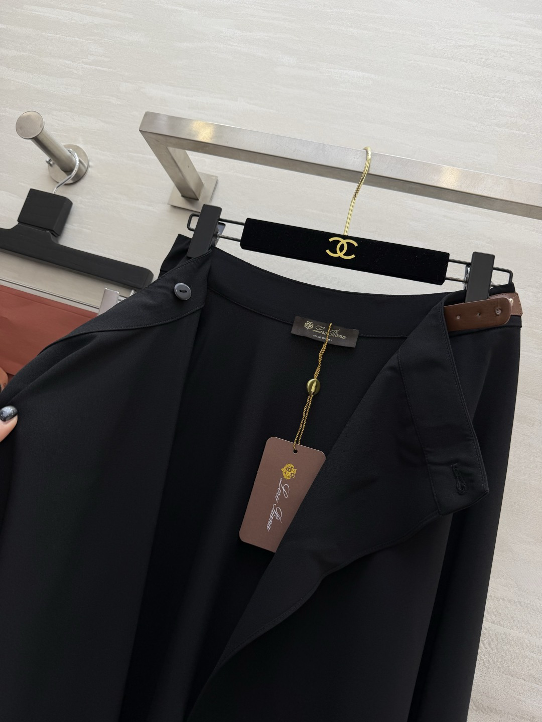 #Loro Pian♡²⁶黑色不规则大摆半裙｜把法式优雅焊在身上 永不过时的经典黑 自带显瘦滤镜 垂坠感