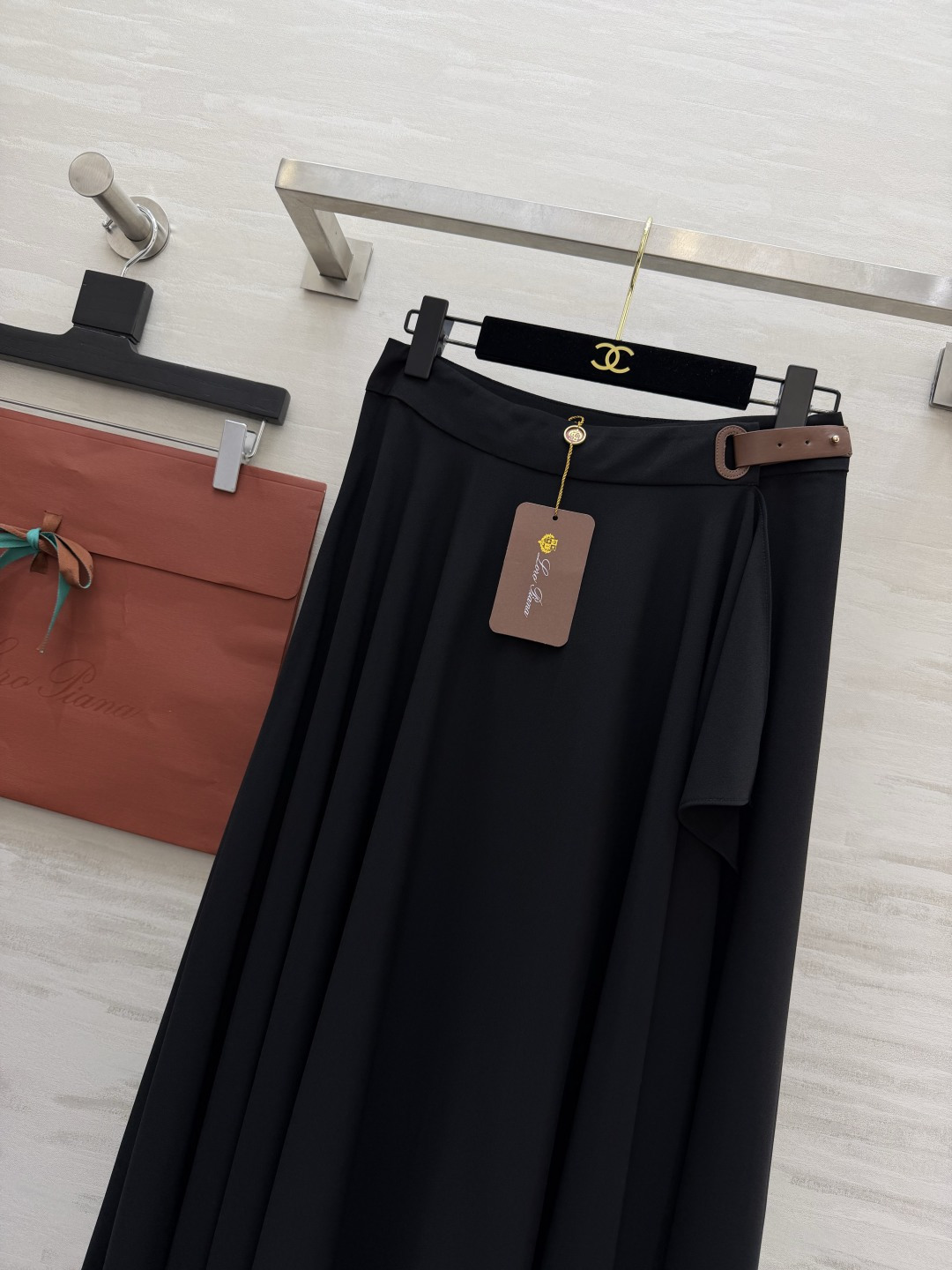 #Loro Pian♡²⁶黑色不规则大摆半裙｜把法式优雅焊在身上 永不过时的经典黑 自带显瘦滤镜 垂坠感