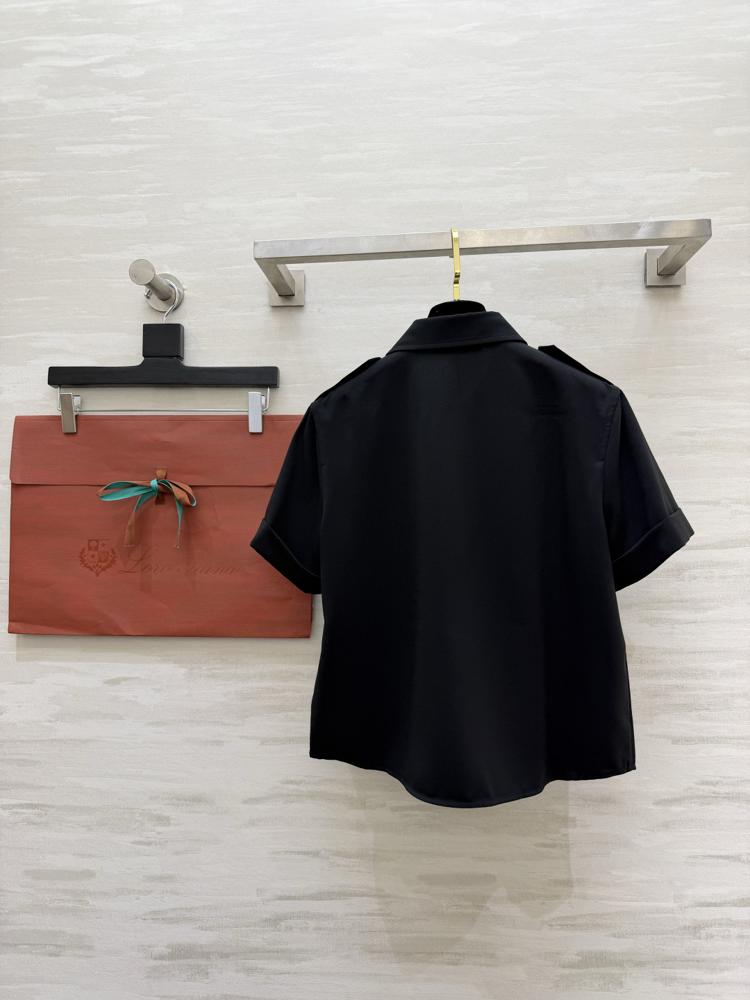 #Loro Pian♡²⁶黑色工装衬衫｜把极简酷飒焊在身上 永不过时的经典黑 自带高级滤镜 上身利落大气