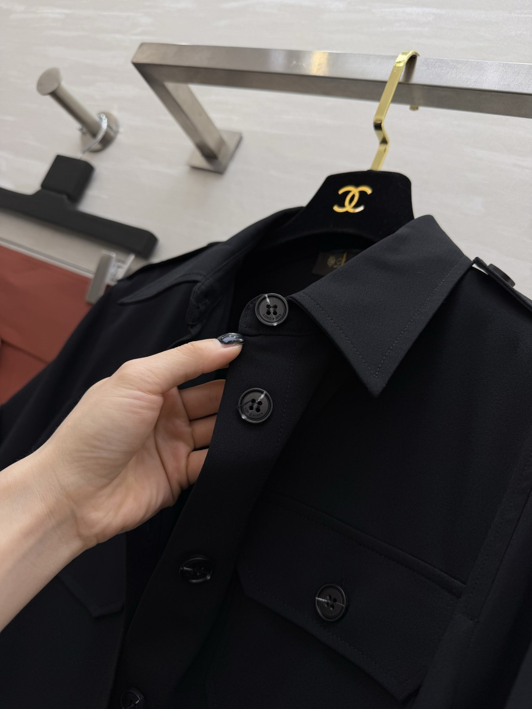 #Loro Pian♡²⁶黑色工装衬衫｜把极简酷飒焊在身上 永不过时的经典黑 自带高级滤镜 上身利落大气