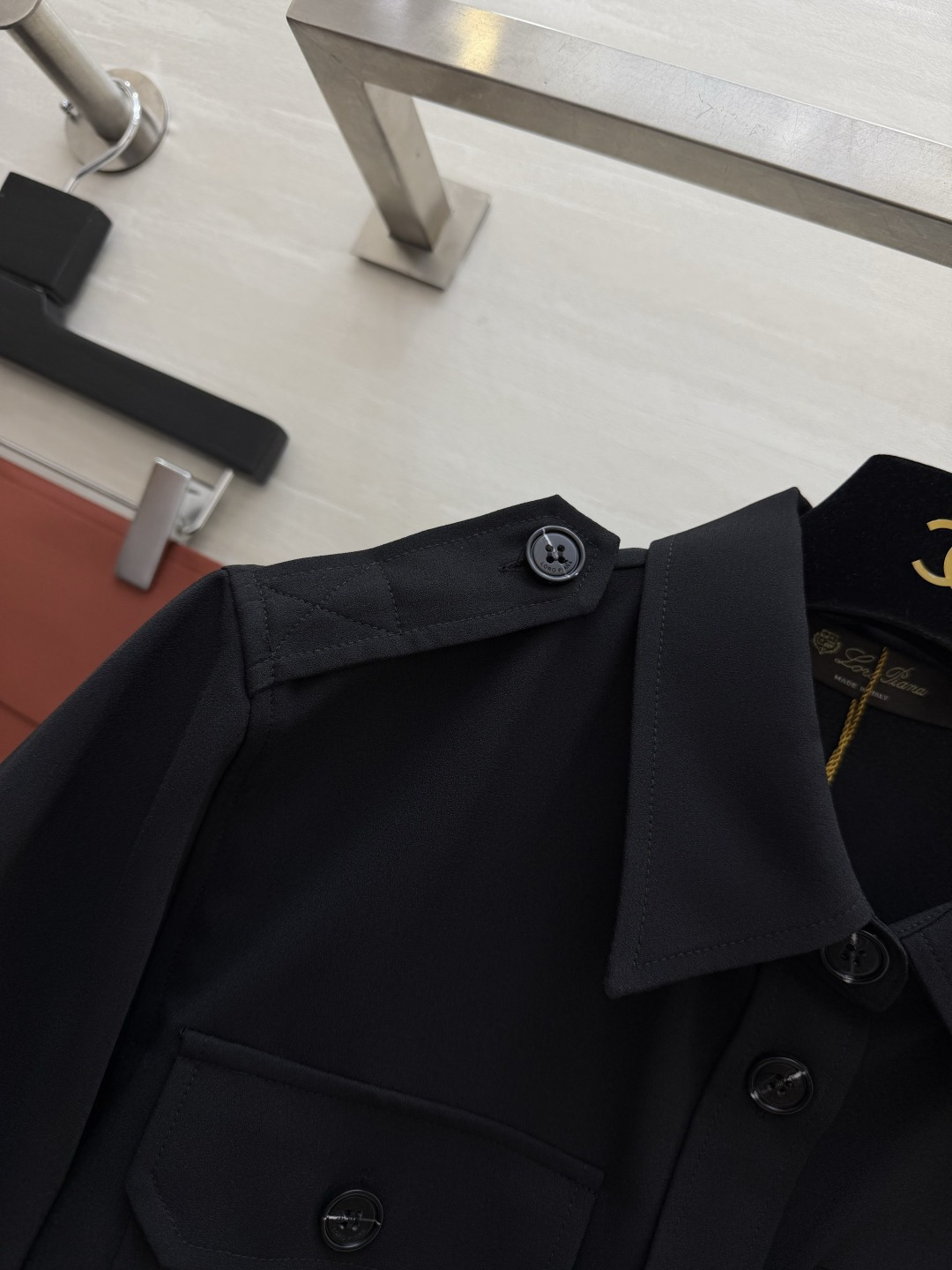 #Loro Pian♡²⁶黑色工装衬衫｜把极简酷飒焊在身上 永不过时的经典黑 自带高级滤镜 上身利落大气