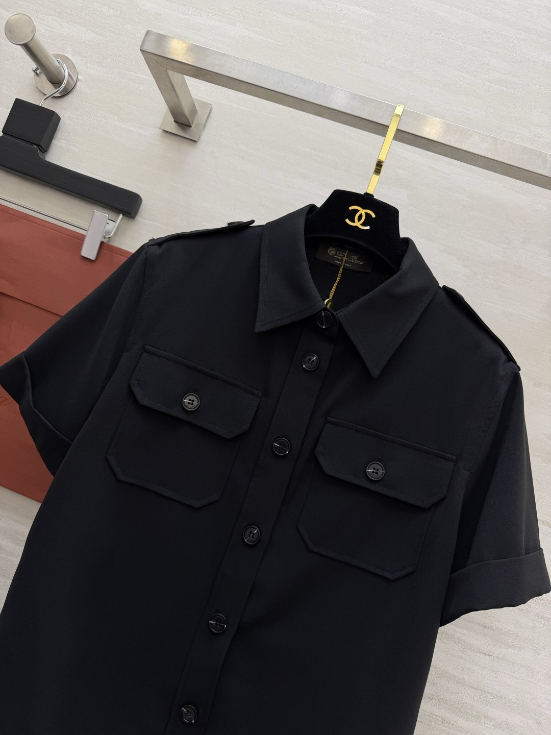 #Loro Pian♡²⁶黑色工装衬衫｜把极简酷飒焊在身上 永不过时的经典黑 自带高级滤镜 上身利落大气