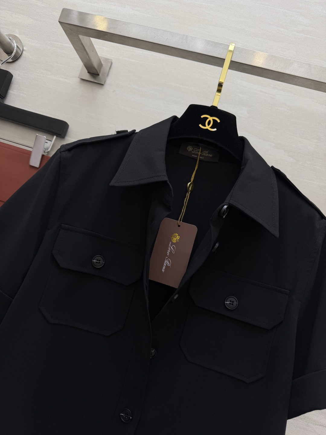 #Loro Pian♡²⁶黑色工装衬衫｜把极简酷飒焊在身上 永不过时的经典黑 自带高级滤镜 上身利落大气