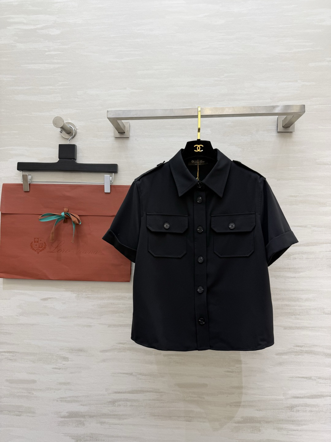 #Loro Pian♡²⁶黑色工装衬衫｜把极简酷飒焊在身上 永不过时的经典黑 自带高级滤镜 上身利落大气