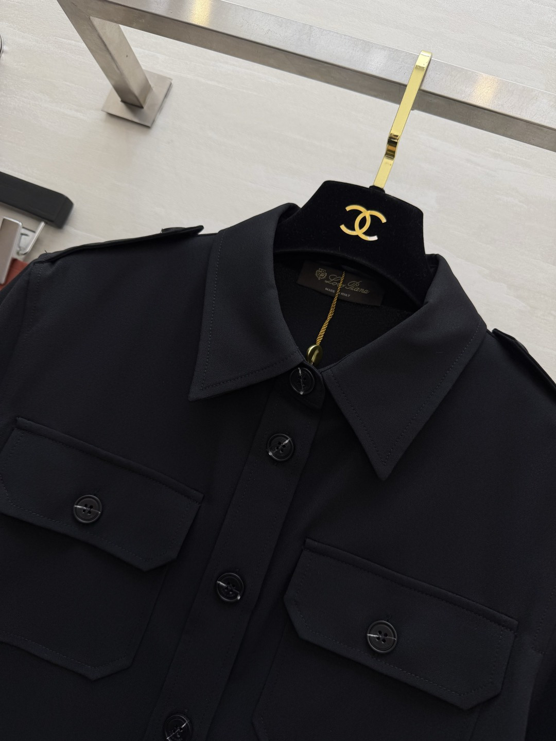 #Loro Pian♡²⁶黑色工装衬衫｜把极简酷飒焊在身上 永不过时的经典黑 自带高级滤镜 上身利落大气