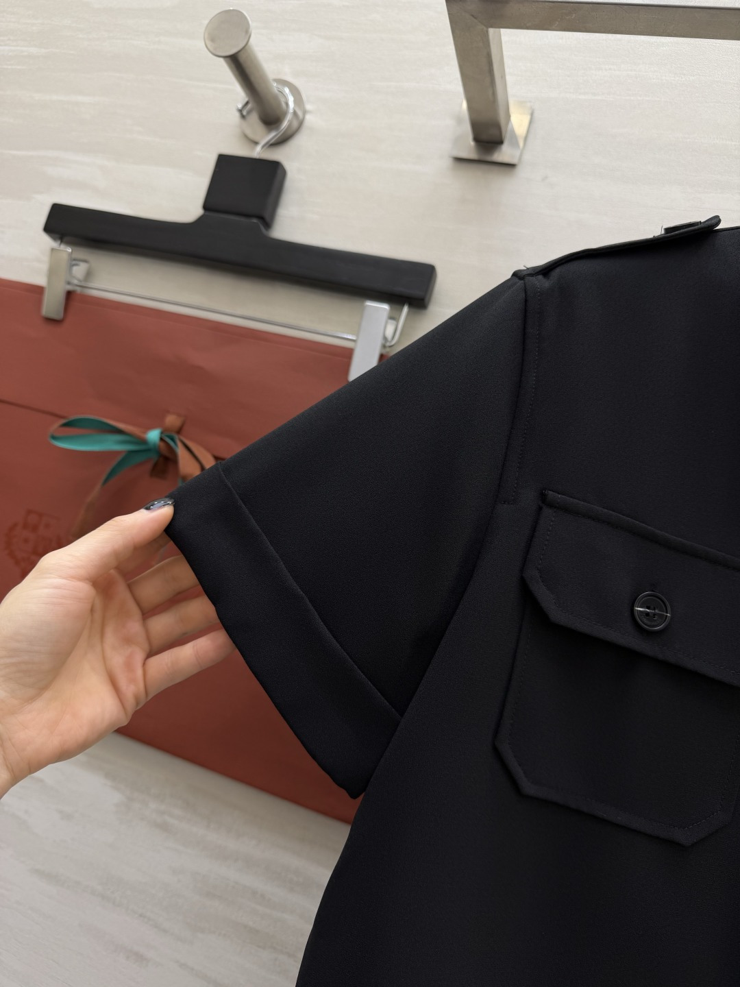 #Loro Pian♡²⁶黑色工装衬衫｜把极简酷飒焊在身上 永不过时的经典黑 自带高级滤镜 上身利落大气