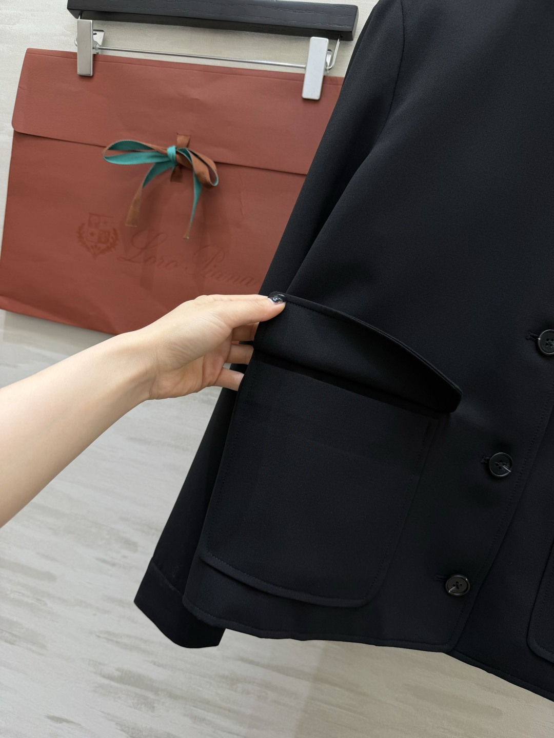 #Loro Pian♡²⁶立领黑外套✨经典永不过时 立领显气场 开模定制logo牛角扣 质感拉满闭眼入 