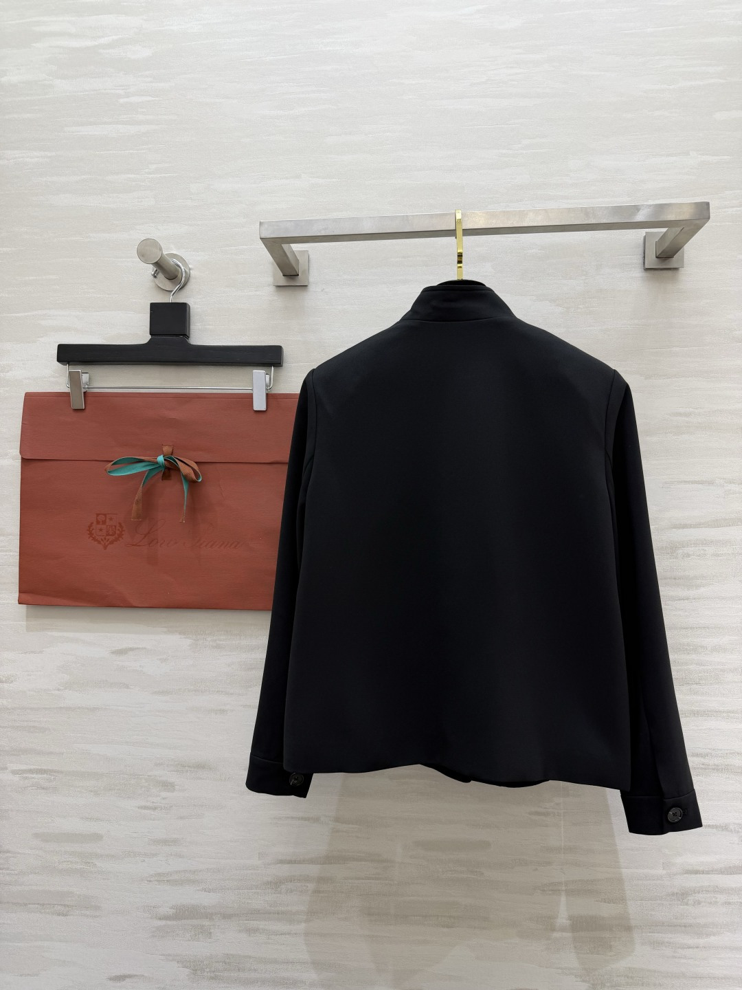 #Loro Pian♡²⁶立领黑外套✨经典永不过时 立领显气场 开模定制logo牛角扣 质感拉满闭眼入 