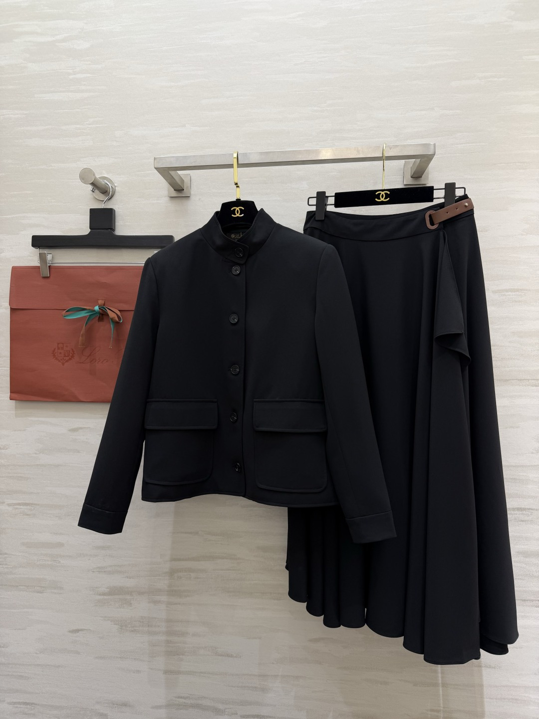 #Loro Pian♡²⁶立领黑外套✨经典永不过时 立领显气场 开模定制logo牛角扣 质感拉满闭眼入 