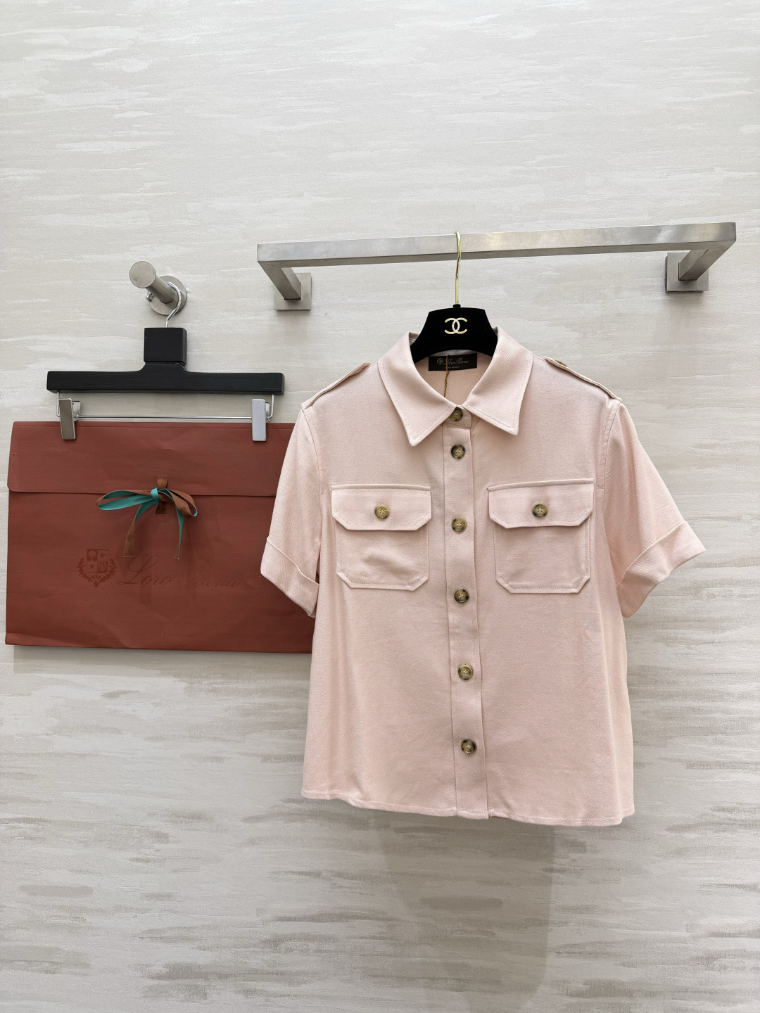 #Loro Pian♡²⁶淡粉短袖衬衫✨温柔粉调 贵气拉满短款剪裁 秒变大长腿通勤约会 一键拿捏质感在线