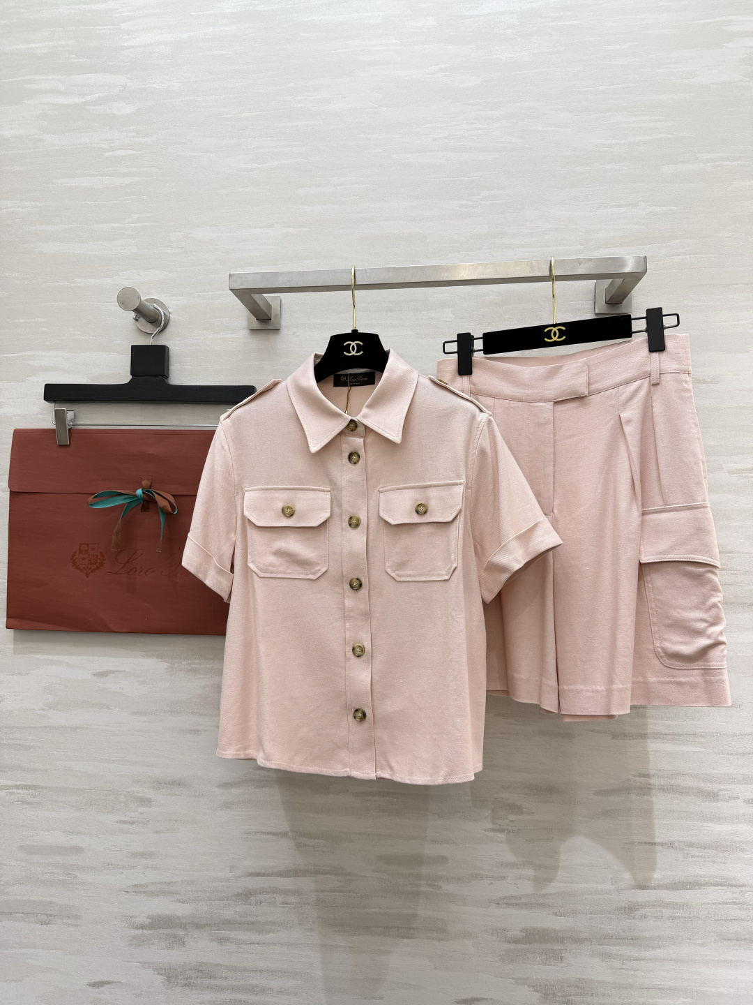 #Loro Pian♡²⁶淡粉短袖衬衫✨温柔粉调 贵气拉满短款剪裁 秒变大长腿通勤约会 一键拿捏质感在线