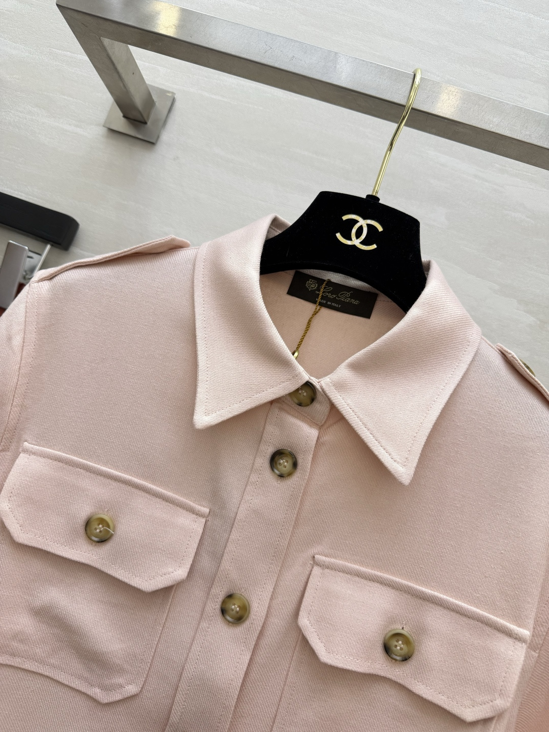 #Loro Pian♡²⁶淡粉短袖衬衫✨温柔粉调 贵气拉满短款剪裁 秒变大长腿通勤约会 一键拿捏质感在线