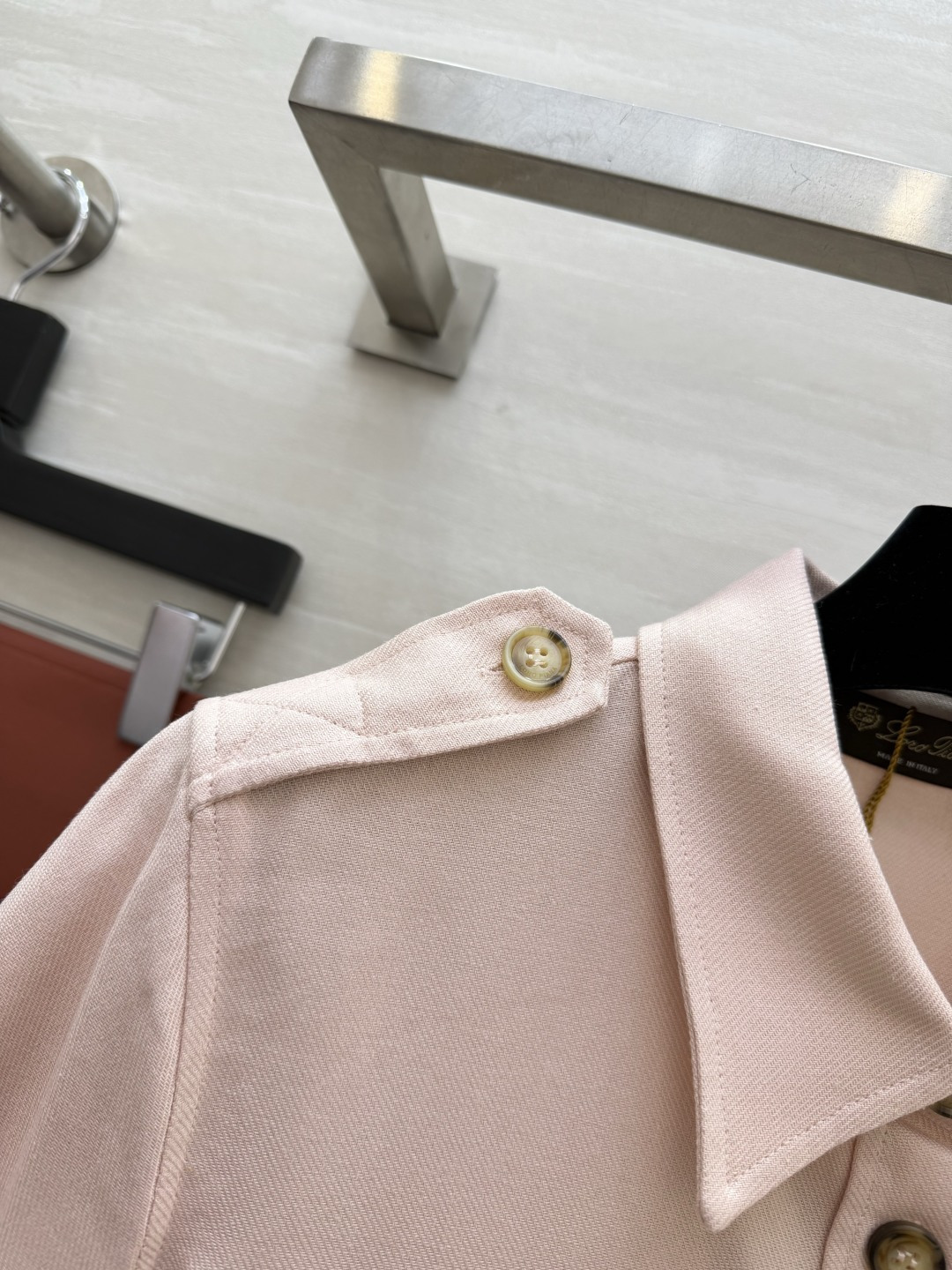 #Loro Pian♡²⁶淡粉短袖衬衫✨温柔粉调 贵气拉满短款剪裁 秒变大长腿通勤约会 一键拿捏质感在线