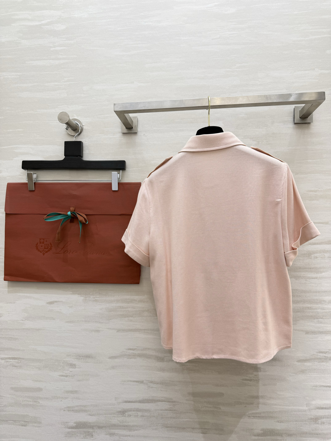 #Loro Pian♡²⁶淡粉短袖衬衫✨温柔粉调 贵气拉满短款剪裁 秒变大长腿通勤约会 一键拿捏质感在线