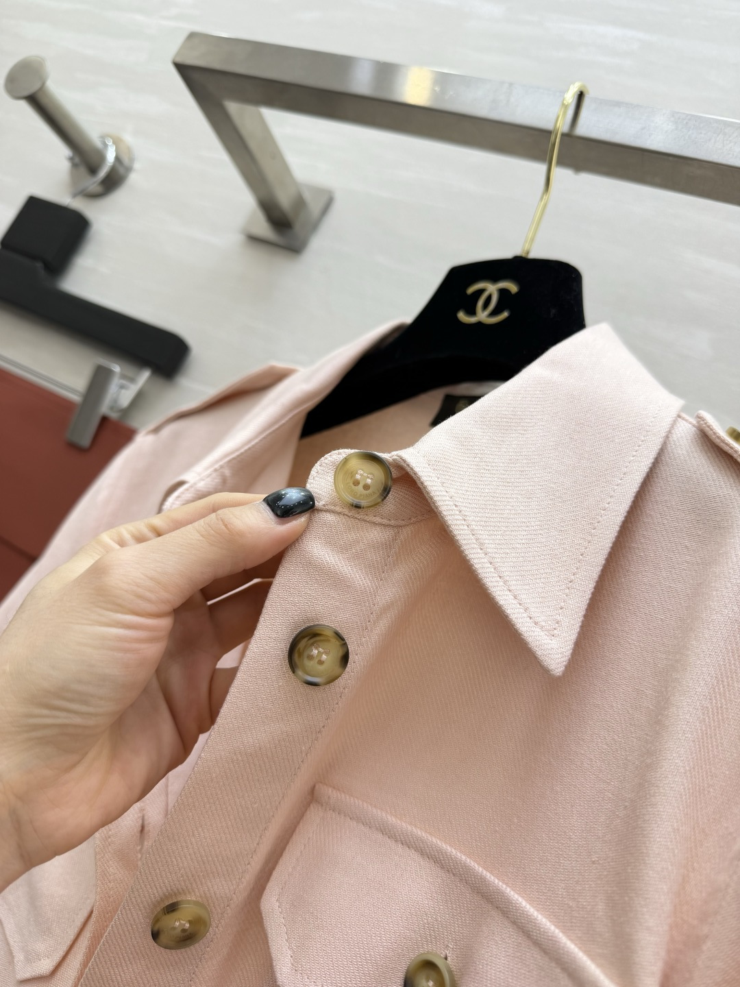 #Loro Pian♡²⁶淡粉短袖衬衫✨温柔粉调 贵气拉满短款剪裁 秒变大长腿通勤约会 一键拿捏质感在线