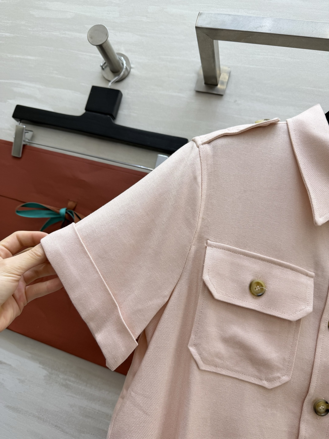 #Loro Pian♡²⁶淡粉短袖衬衫✨温柔粉调 贵气拉满短款剪裁 秒变大长腿通勤约会 一键拿捏质感在线