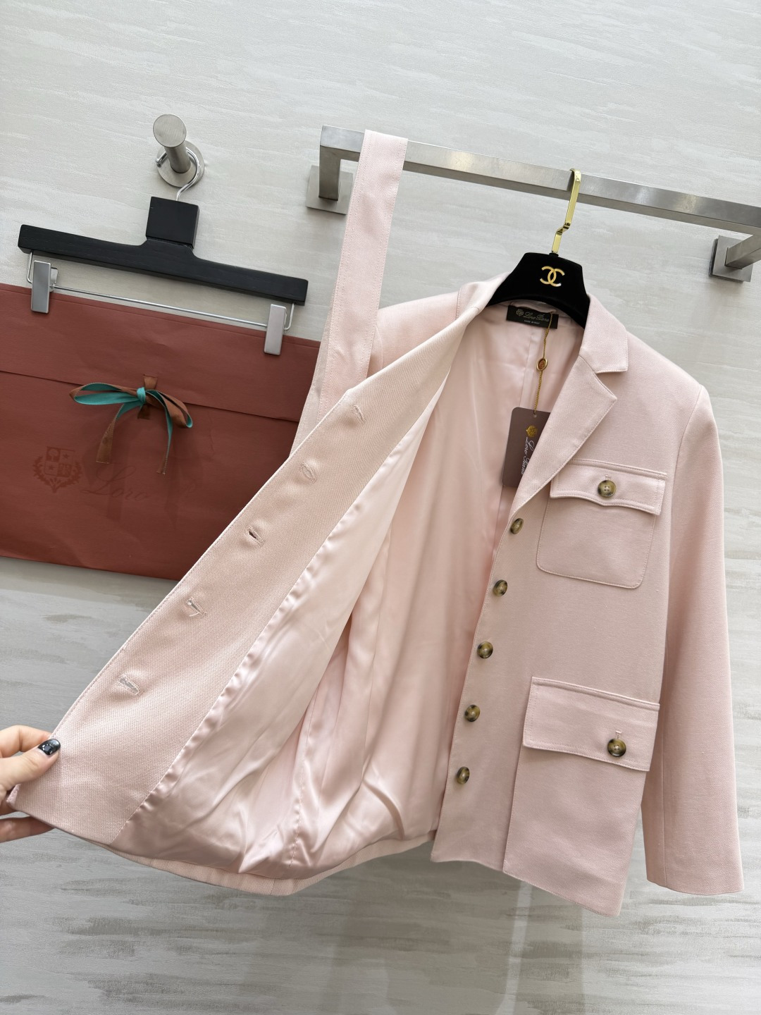 #Loro Pian♡²⁶淡粉收腰西装✨温柔粉调 贵气拉满收腰设计 秒变沙漏腰通勤约会 一键拿捏质感在线