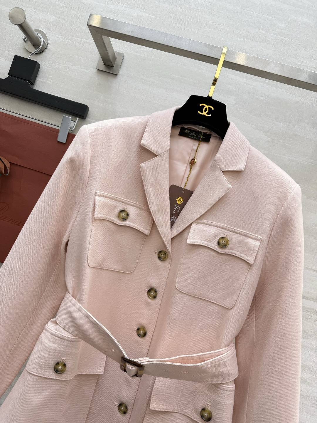 #Loro Pian♡²⁶淡粉收腰西装✨温柔粉调 贵气拉满收腰设计 秒变沙漏腰通勤约会 一键拿捏质感在线