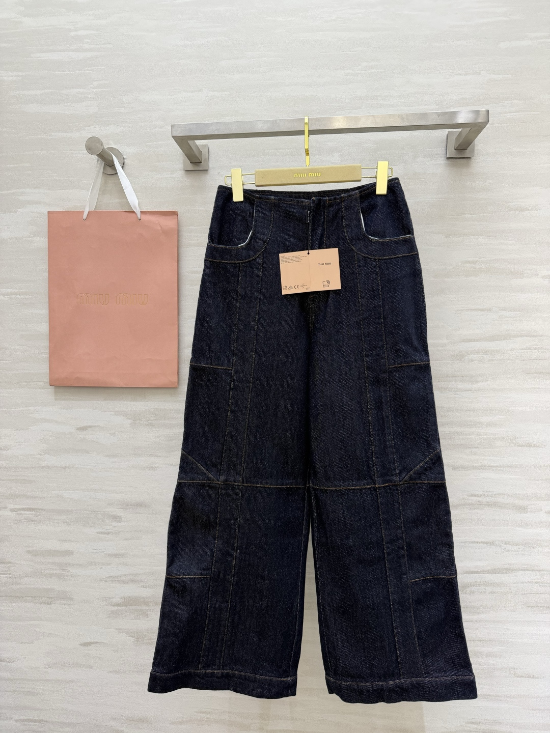 NO:804063,#MiuMi retro spliced ​​wide-leg jeans. The sweet and cool girl’s long-leg artifact style is a god. High-waisted wide-leg + three-dimensional splicing tailoring. The legs will become 37 minutes long in seconds. It hides the flesh and makes you slim!  Raw cow dark indigo fabric + top-stitch contrasting color design, full of distressed texture, easy to handle American retro & Y2K style, large pocket design, structural dividing line, full of recognition, the upper body is a walking fashionista!  High-quality customization, available in stock first size S/M/L (S size waist 66, pants length 97,,miumiu,jeans,19860909#MiuMi复古拼接阔腿牛仔裤 甜酷少女的长腿神器版型封神 高腰阔腿+立体拼接剪裁 秒变三七分大长腿 藏肉显瘦一绝！原牛深靛蓝面料+明线撞色设计 做旧质感拉满 美式复古&Y2K风轻松拿捏 大口袋设计 结构感分割线 辨识度拉满 上身就是行走的时髦精！高品质定制 现货首发sizeS/M/L（s码腰围66,裤长97,,miumiu,jeans,,Women's clothing