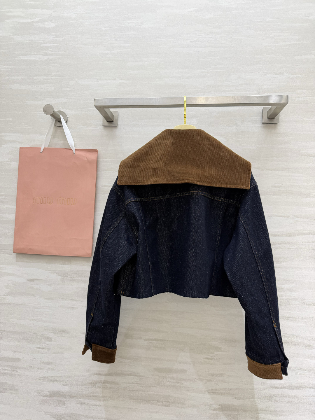 #Miumi♡²⁶复古可拆卸大翻领牛仔外套 甜酷少女的本命✨甜酷感直接拉满💥颜值封神 深靛蓝牛仔 可拆卸